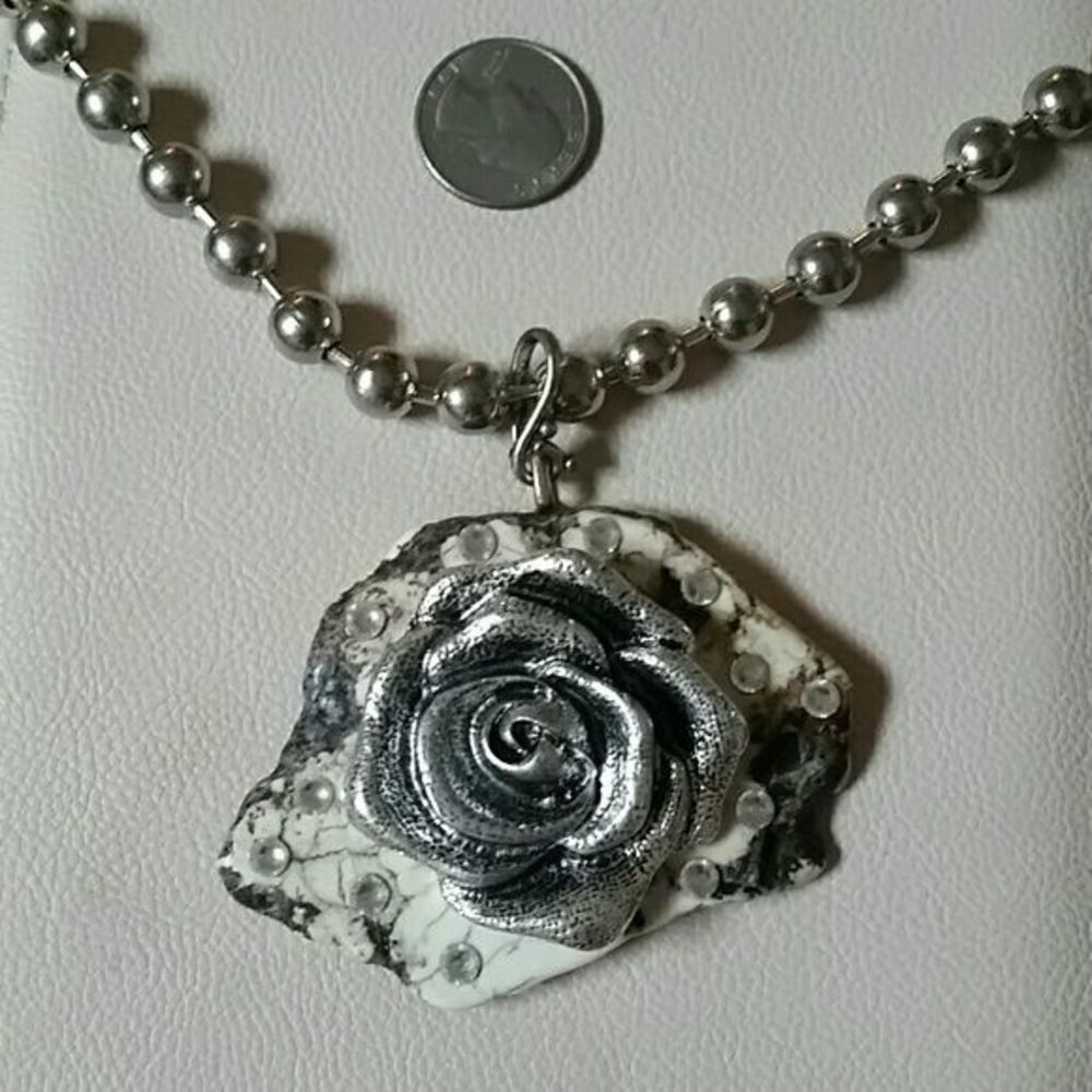 Nwt funky bling statement necklace - Picture 2 of 3
